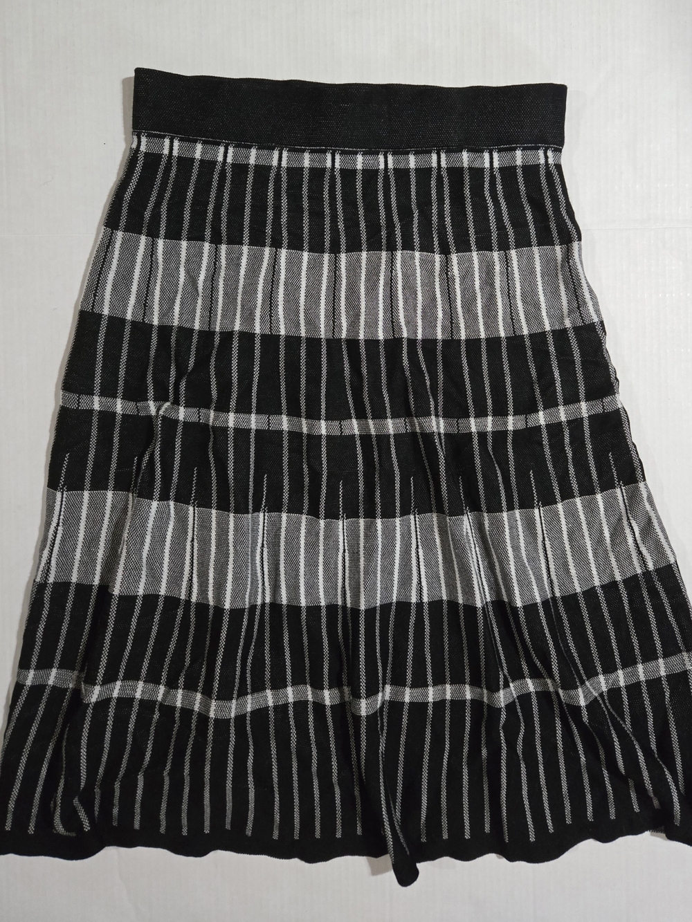 EST 1946 Black White and Gray Striped Pleated Women's Skirt Small NWT